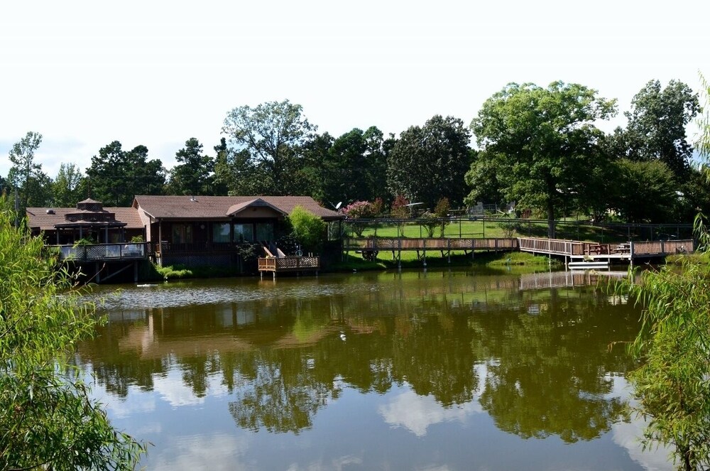 Enjoy vacation homes, a cottage, cabins, a lodge and RV park surrounding ponds.