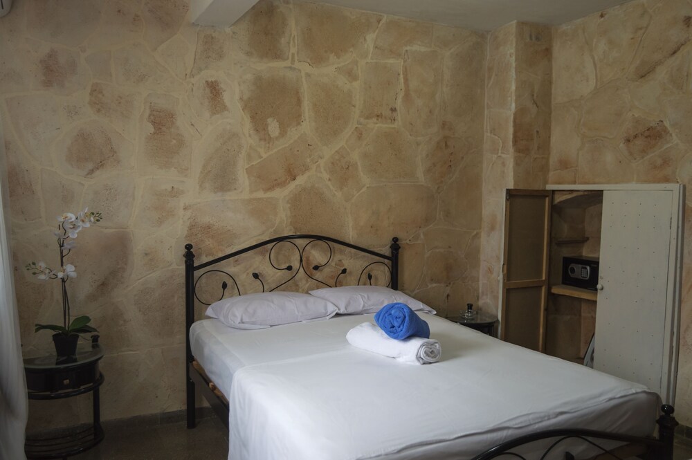 Sisters Obrapia Twin Apartments B2BPay