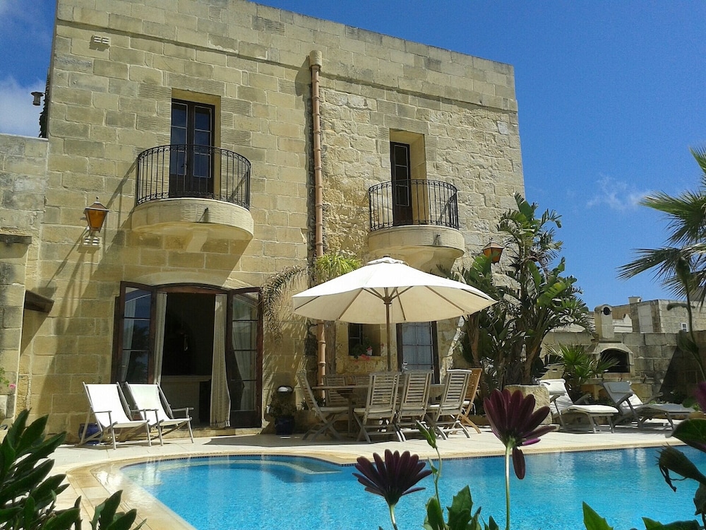 Villa/farmhouse with private pool and stunning sea, country views and sun sets