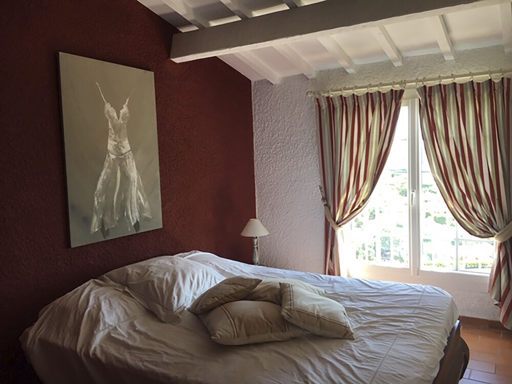 Family, comfortable and spacious farmhouse, 180 ° sea view