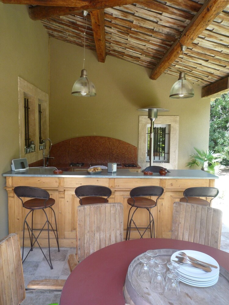 Charming Provencal Mas quiet with pool 8 minutes walk from the center