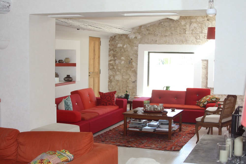 very beautiful country house elegantly restored, on his property in the heart of the Luberon