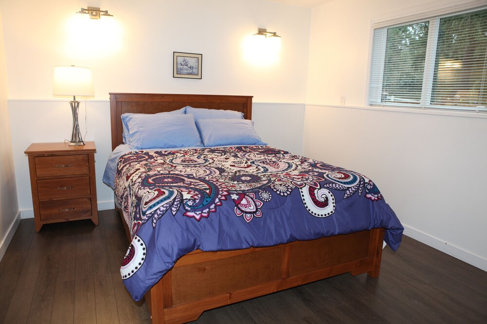 Desirable location, quiet, 5 acres, large 2 bedroom + den suite, sleeps 6