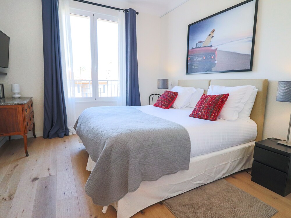 NEW Amazing newly renovated apartment on the beach close to Cannes center