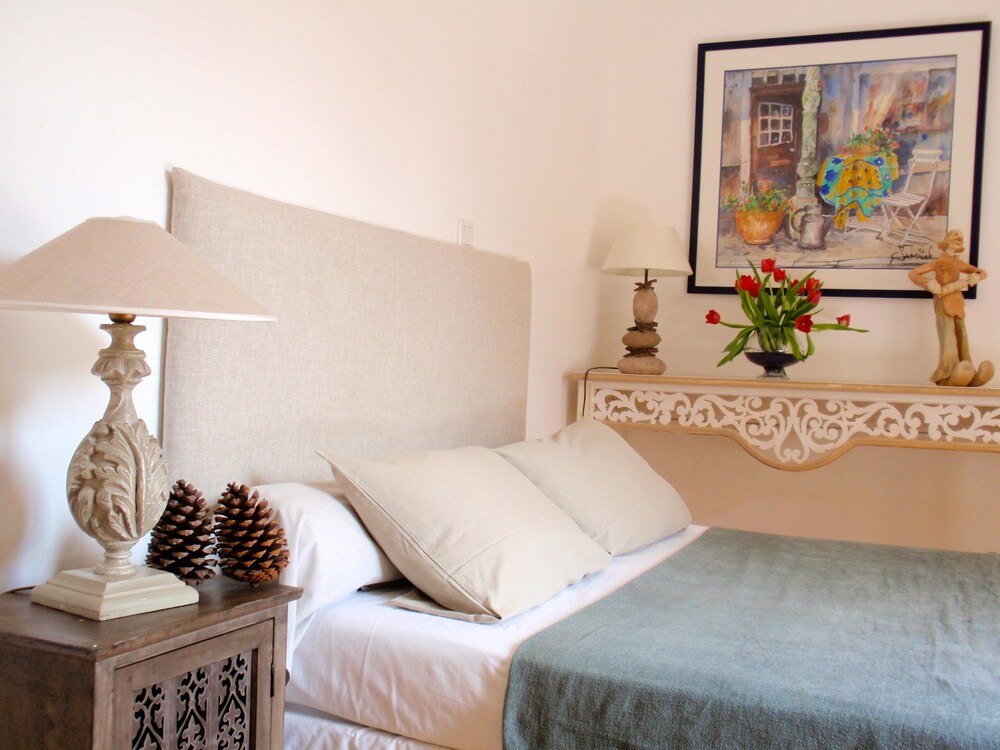 Le Clos des pins Brindas - Bed and breakfast property in a quiet area, swimming pool, parking