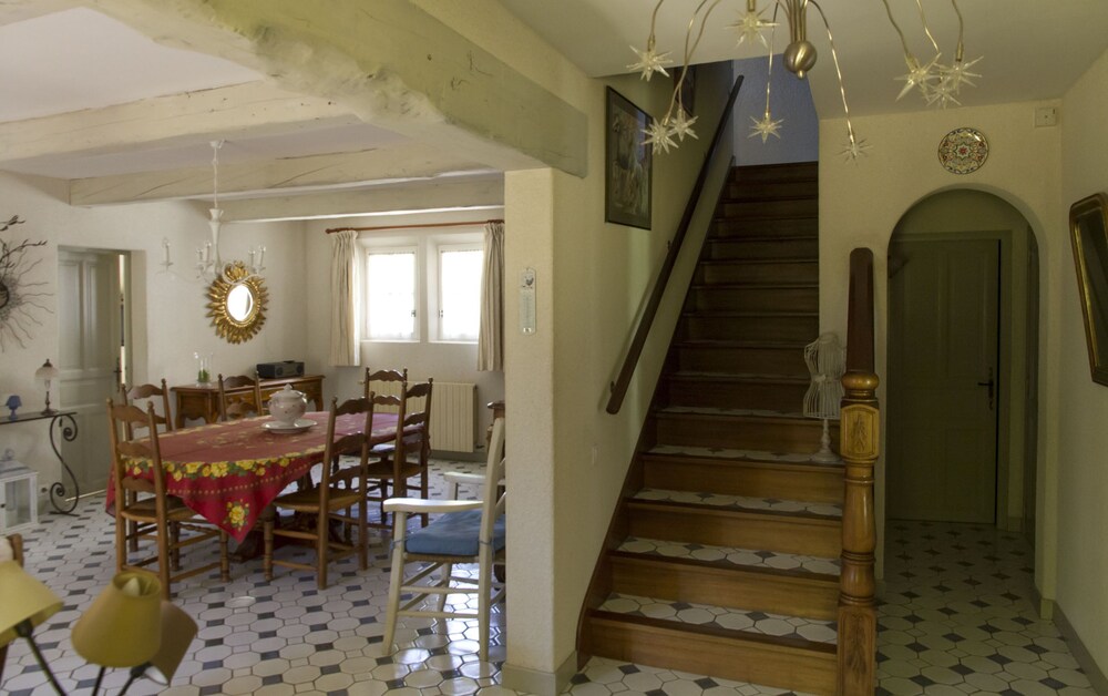 Country house with Provencal charm, quiet and not overlooked 