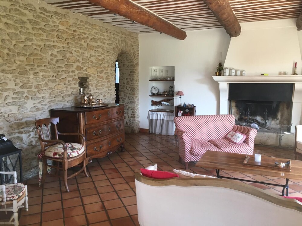 Provencal farmhouse in the countryside 6 km from Orange.