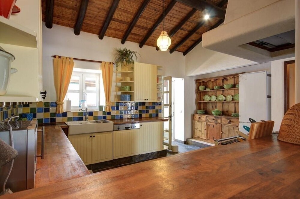 Beautifully Renovated Traditional Country Farmhouse w/ Cottage sleeps 14 people