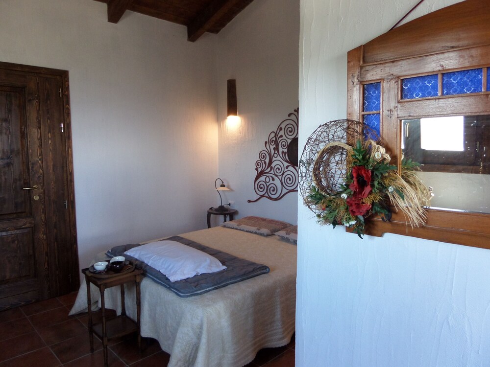 Exclusive villa with swimming pool, 6 km from the sea in a panoramic position