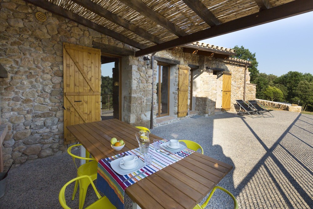 Rural House-Farmhouse near the Costa Brava and Pyrenees. 