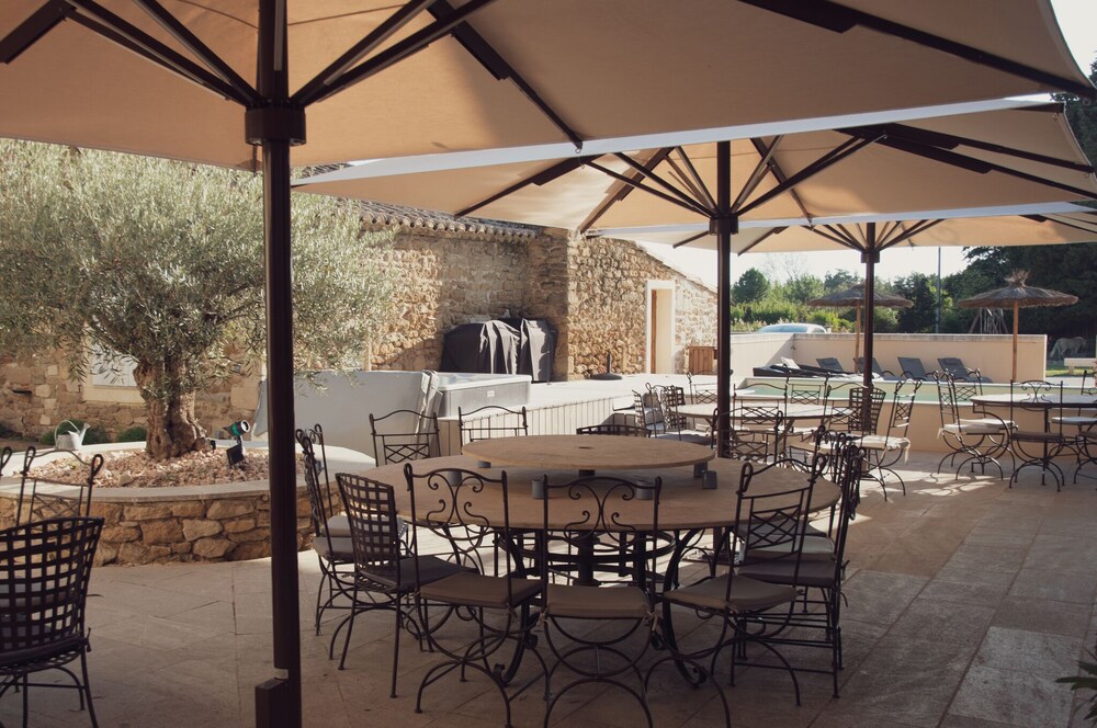 Mas Loisonville, CHARMING GITE in Provence -30 to 45 beds