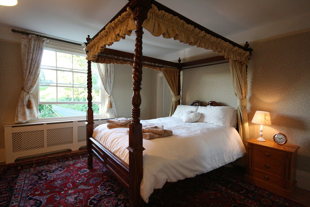 Period Farm House 4 poster beds, hot tub, cinema, wood fires, slipper bath, AGA
