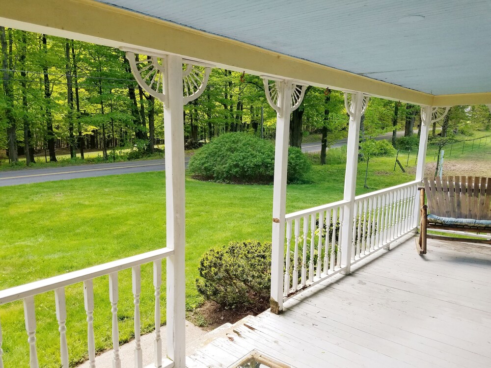 The Cliffview Farmhouse in the Heart of Horse Country!