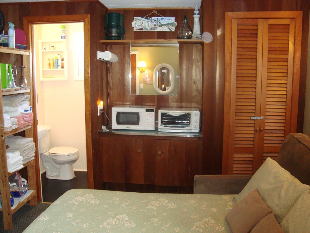 Charming Ocean Bay Park studio with spectacular bay view