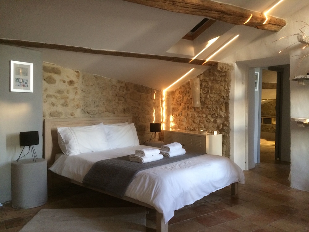 Beautiful apartment B&B accommodation in an historic village house with a tower