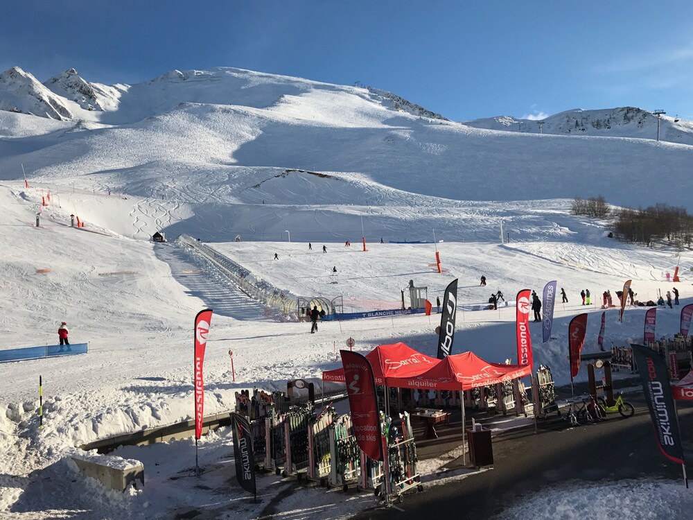  PEYRAGUDES, IN FIRST LINE, FACE AND AT THE FOOT OF TRACKS, GREAT VIEW