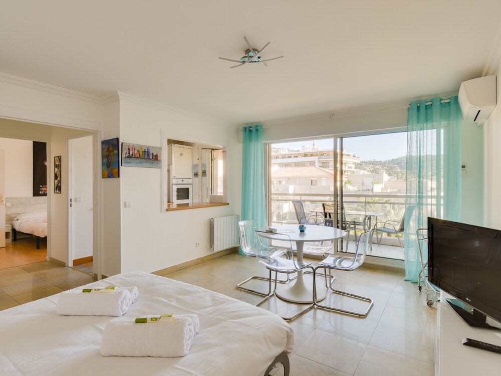 IMMOGROOM- Parking, Swimming-pool,TERRACE -A/C-Quiet Place-CONGRESS/BEACHES
