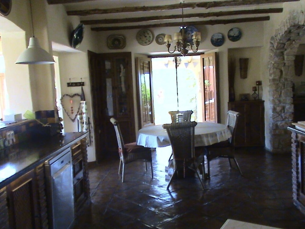 Luxury Lakeside Farmhouse/Mini Resort.All Family Fun.A/C & WiFi