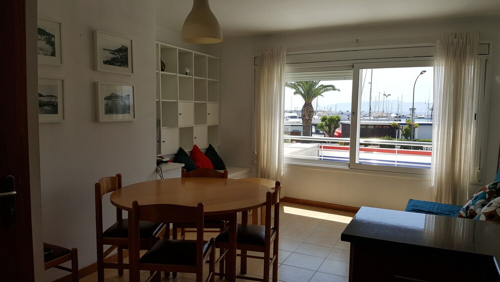 Apartment in Estartit very central in front of the port next to the beach