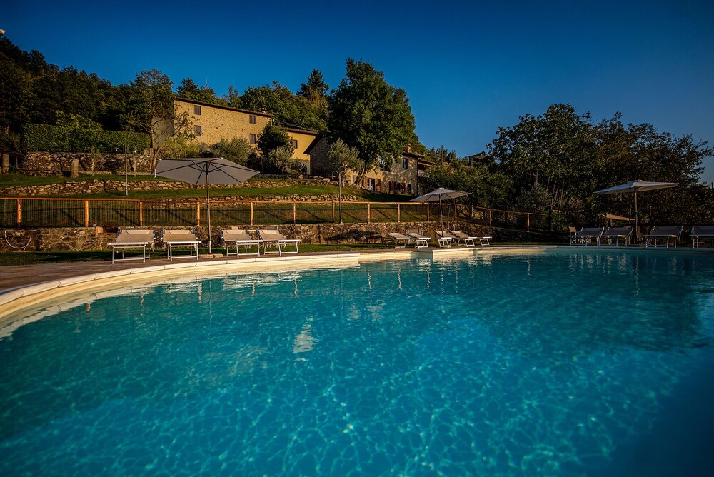 Newly renovated barn with beautiful infinity pool and garden, walk to restaurant