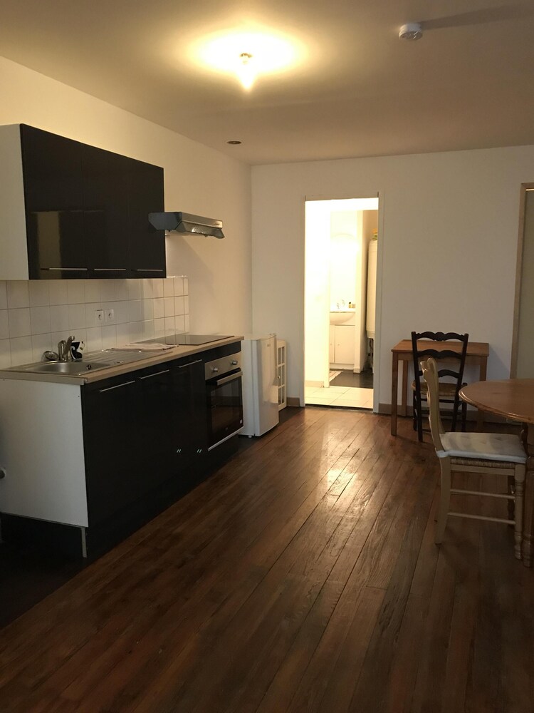 Center Blaye beautiful furnished one bedroom apartment, 45m2 quiet ground floor