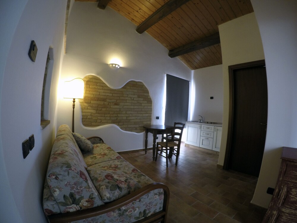 Villa, formerly the manor house, on the Marche hills, ideal for relaxing