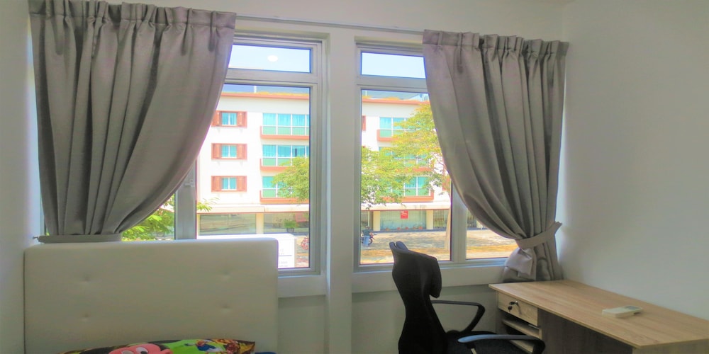 WIDE Balcony Rm2 @ tiong bahru (near SGH)