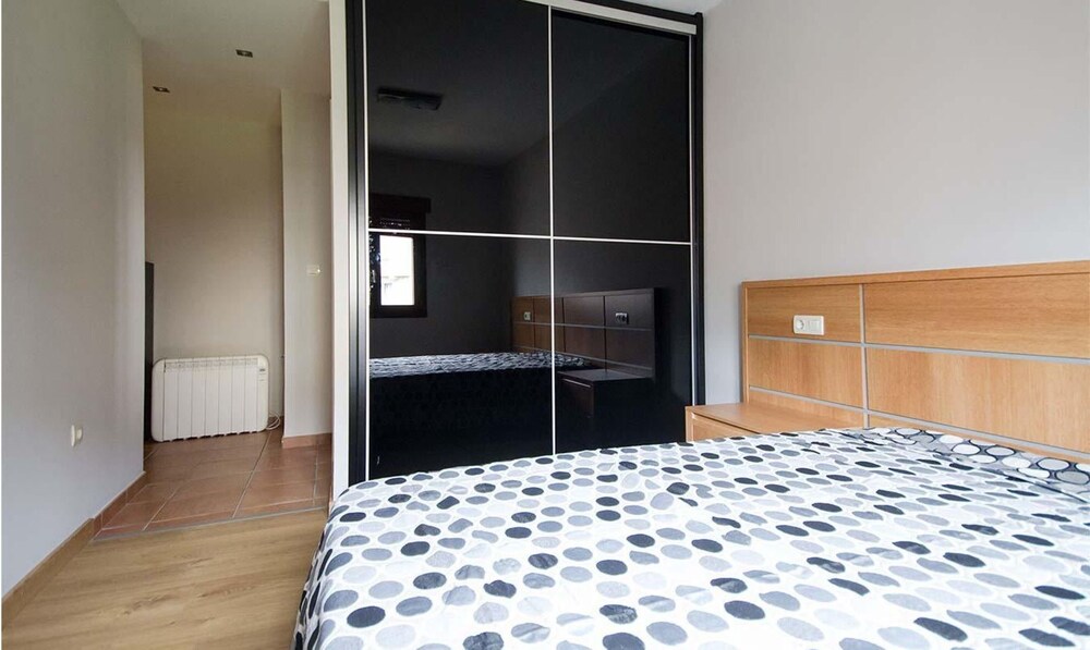 Apartment - 2 Bedrooms with Sea views - 107603
