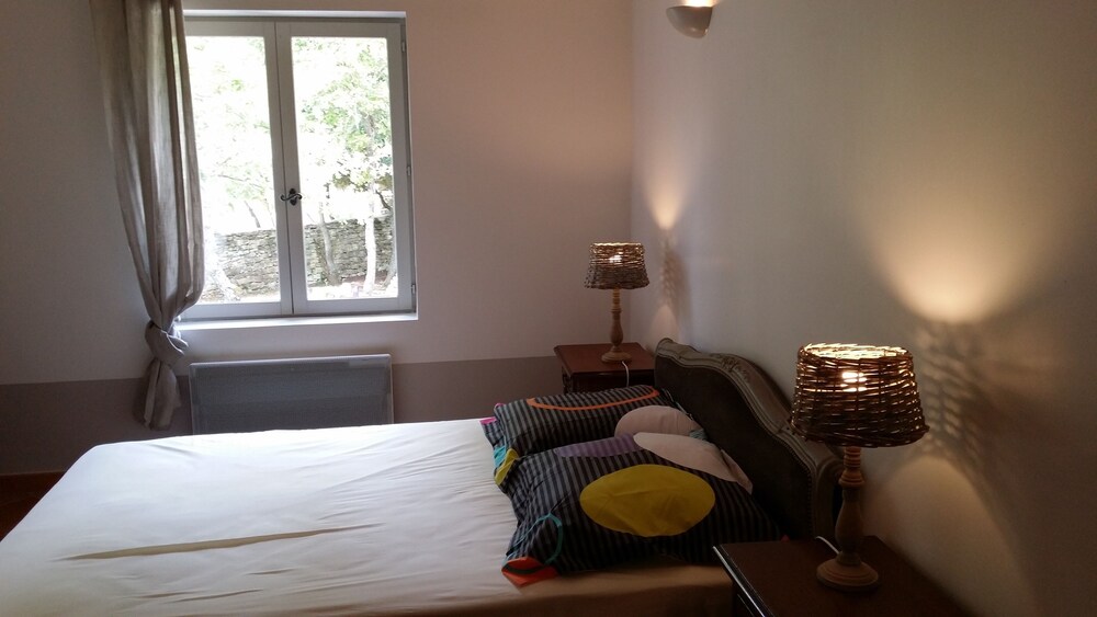 Small farmhouse in the heart of the Luberon with pool, quiet