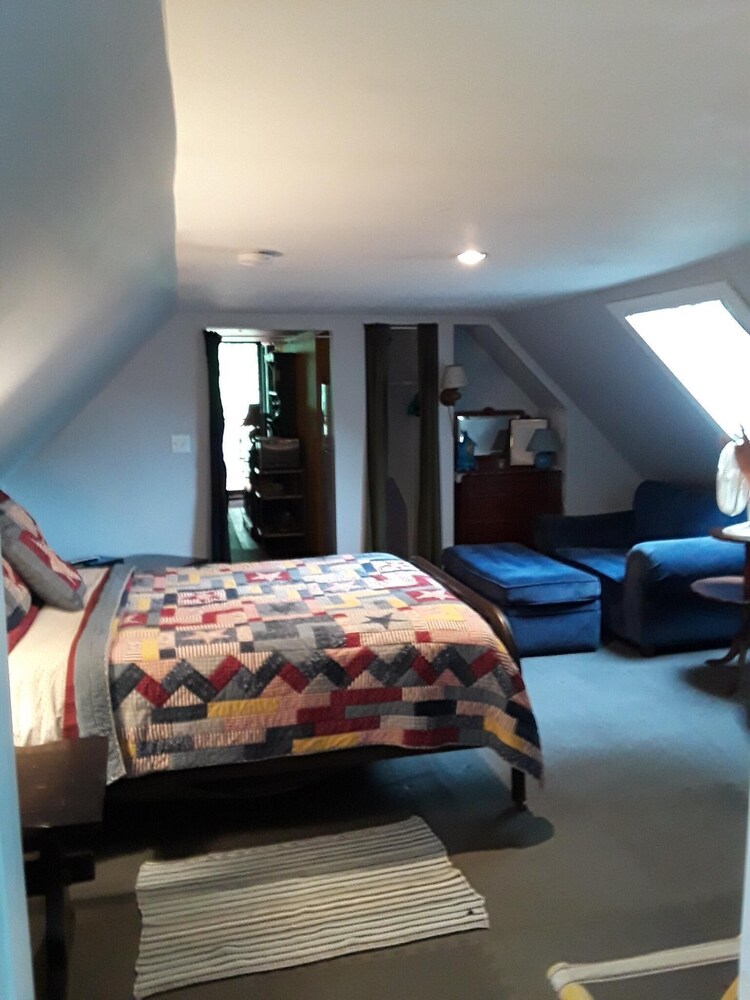 Room 4- Melodys Place Lodging Pretty In Pink;  420 Friendly; Berkshire East