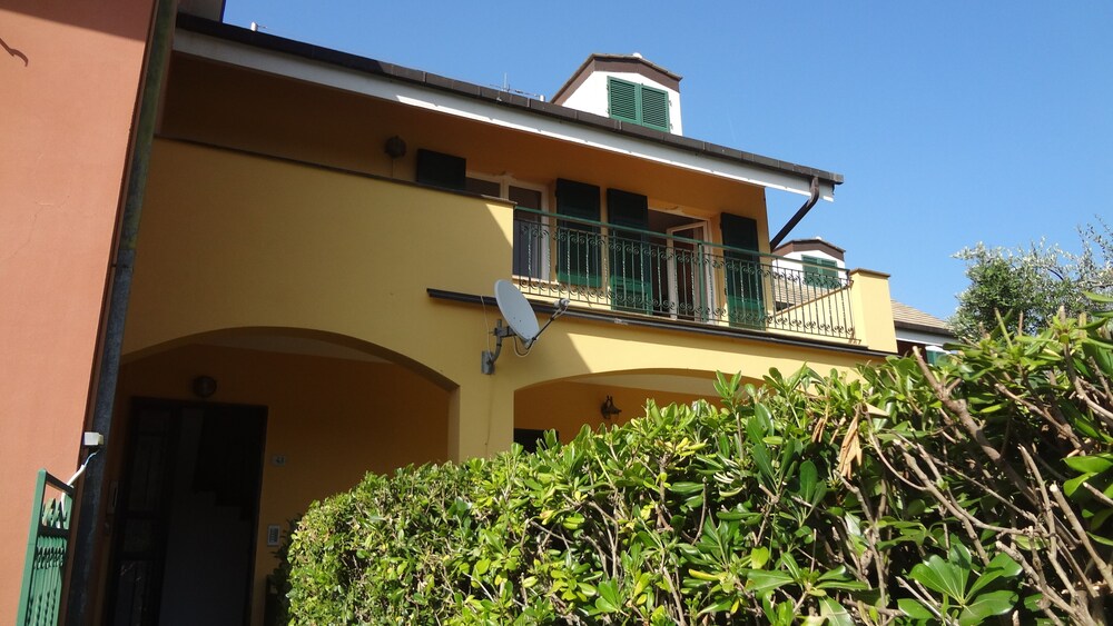 In the green between the Cinque Terre and the Tigullio, 1 km from the center of Deiva Marina