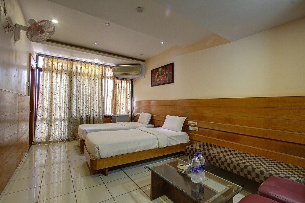 SPOT ON 40409 Hotel Rajsangam International