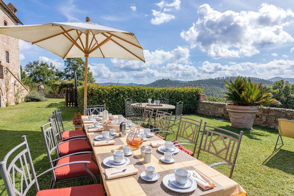 Elegant historic villa, sleeps 12, so tastefully  reconstructed according to Tuscan style with stunn