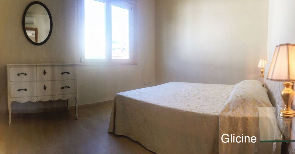 Pleasant and intimate atmosphere, a few steps from the sea, exclusive garden