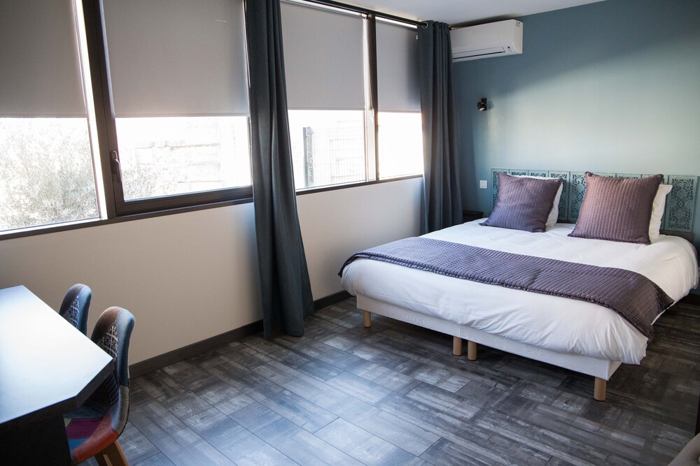 Angoulême L5 / Soyaux aparthotel, free private parking.