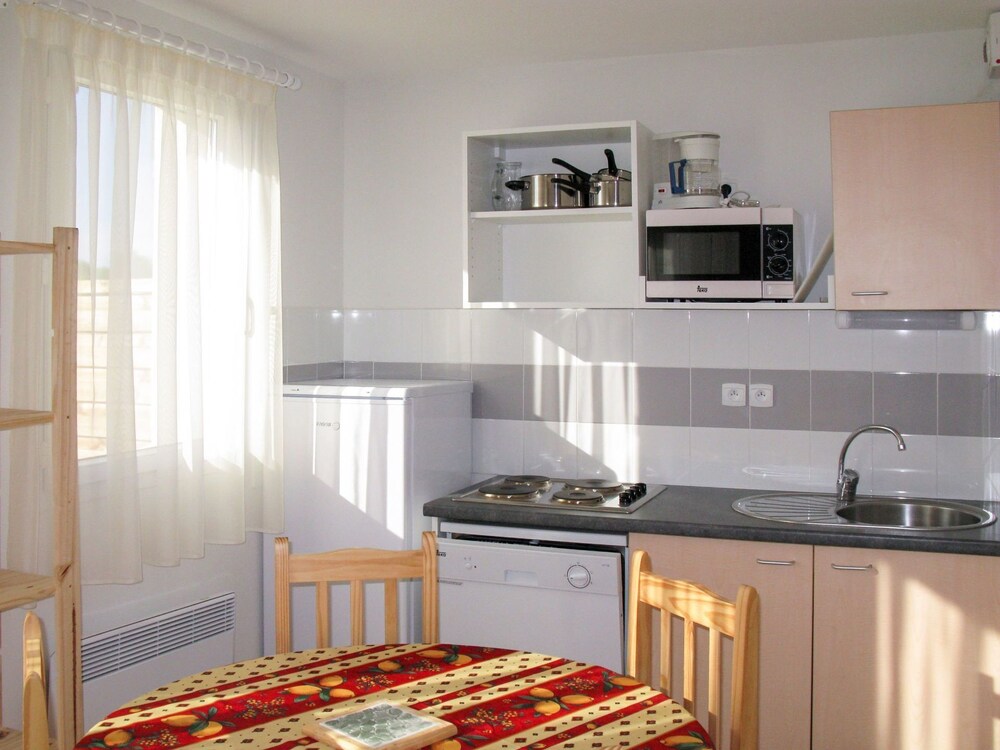 Beautiful apartment for 4 guests with pool and parking