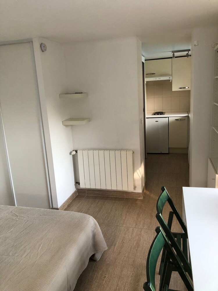 Independent studio "les Orangers" + terrace in villa 10 mins walk from the beaches