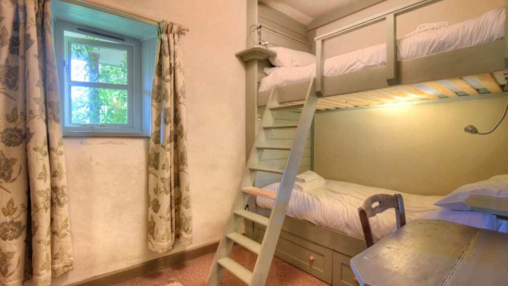 Bonhays Stable - Eleven Bedroom Resort, Sleeps 19