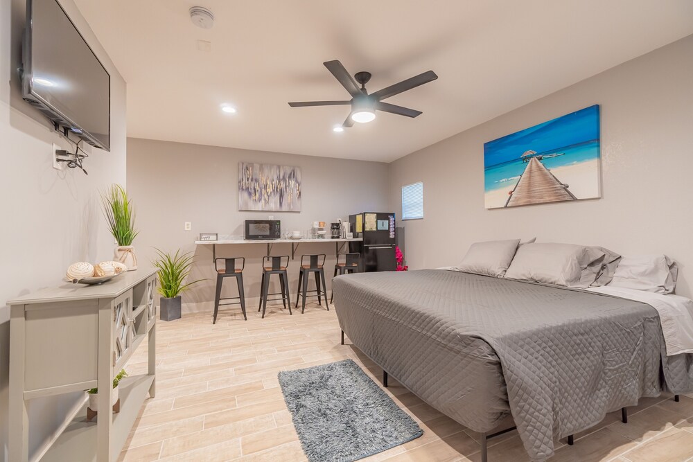 BRAND NEW! Bright Bungalow Near Mets Stadium & Golf Courses! !