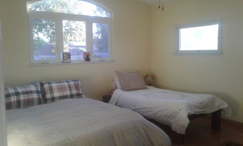 Sleeps 4, full kitchen, dining, living room, 1.5 bath, laundry, swimming pool