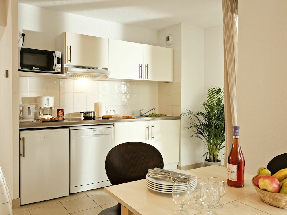 Nice apartment for 2 guests with pool, A/C, WIFI, TV, balcony, pets allowed and parking