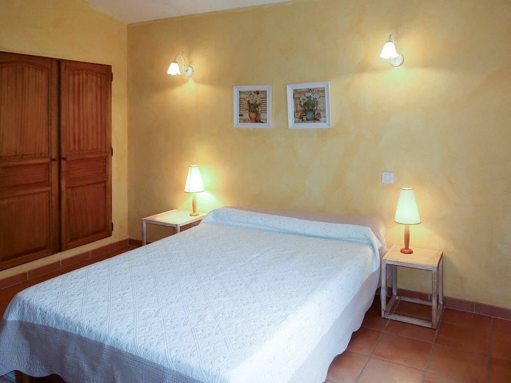 Nice apartment for 8 people with WIFI, private pool, TV, balcony, pets allowed and parking