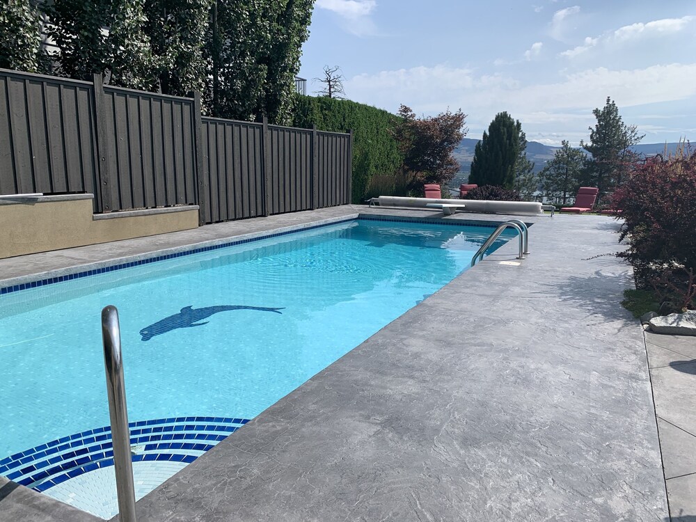 Private Entry Guest Room & Bath POOL, Unobstructed Lake & City view!