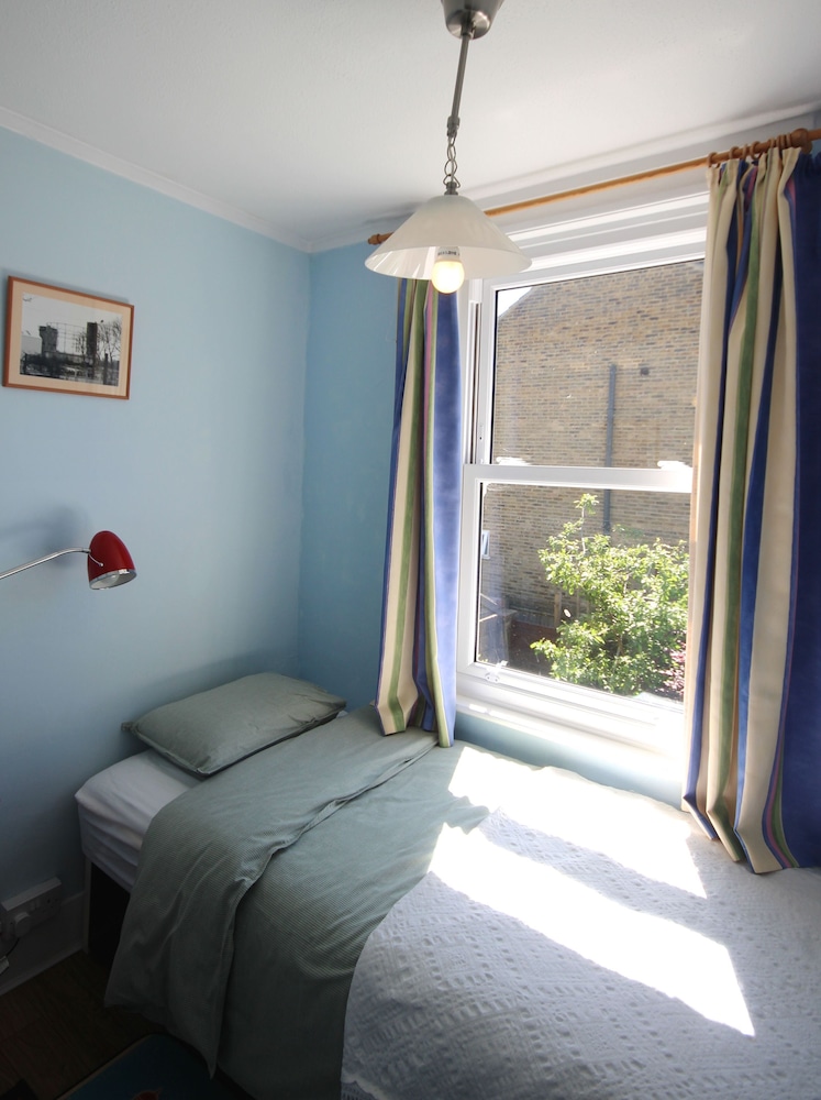 The Lighthouse, in Deal, Kent is a charming family holiday home, sleeping 5 people in 3 bedrooms. Th