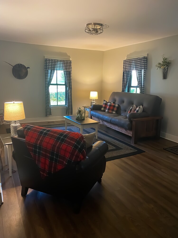 Modern Farmhouse, 3 bedrooms, 2 full baths, sleeps 8 