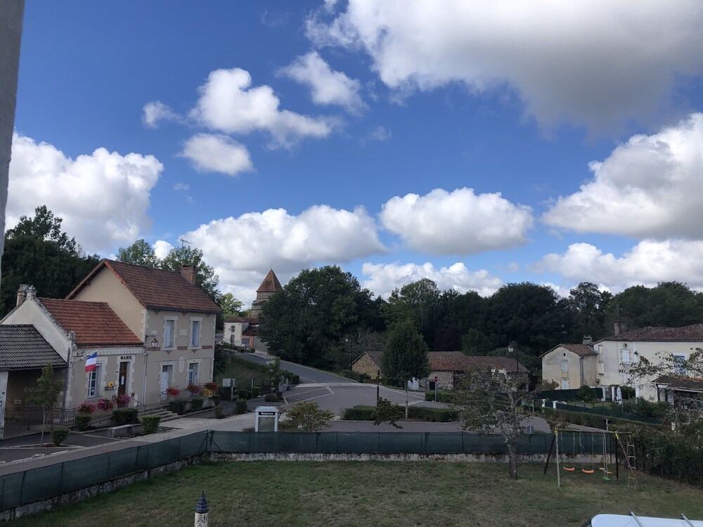 Stunning 2 Bed House in Oradour-fanais