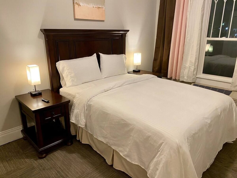 Neapolitan Room (Queen Bed, Private Bath)