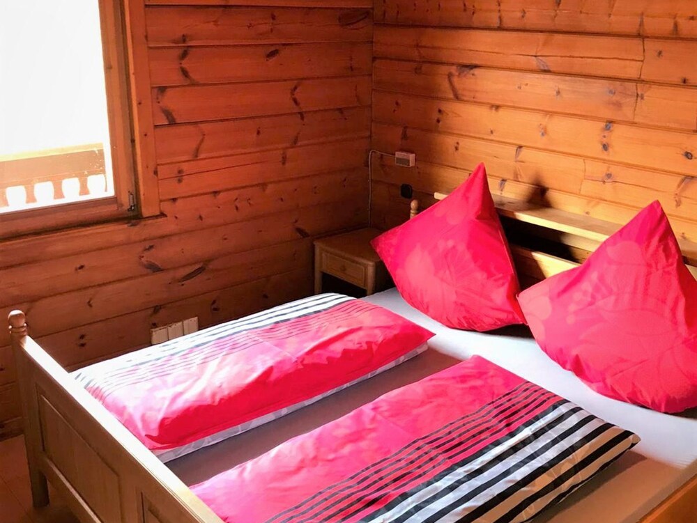 Holzhaus Eifel - 4-bed holiday home, shower / toilet, 2 bedrooms