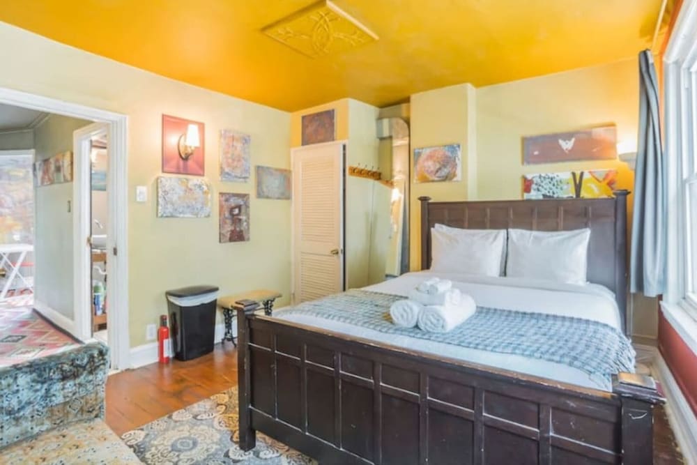 Artsy Home in Graduate Hospital★Walker's Paradise