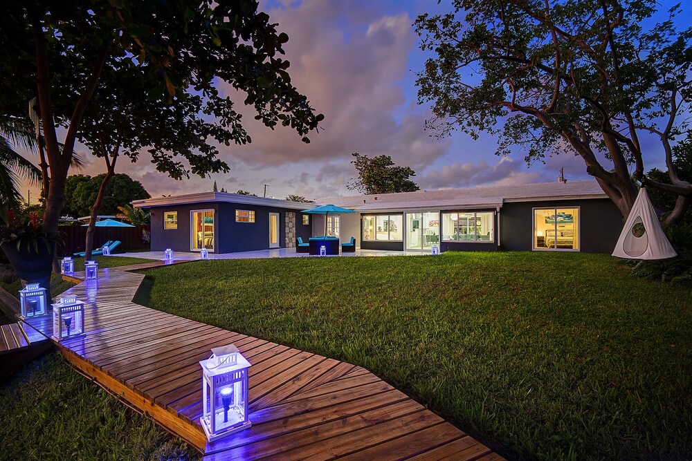 Scenic Waterfront Contemporary Home FLL